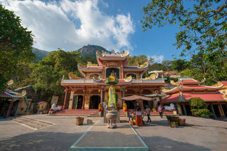 Núi Bà Đen ngọn núi cao nhất ở Đông Nam Bộ