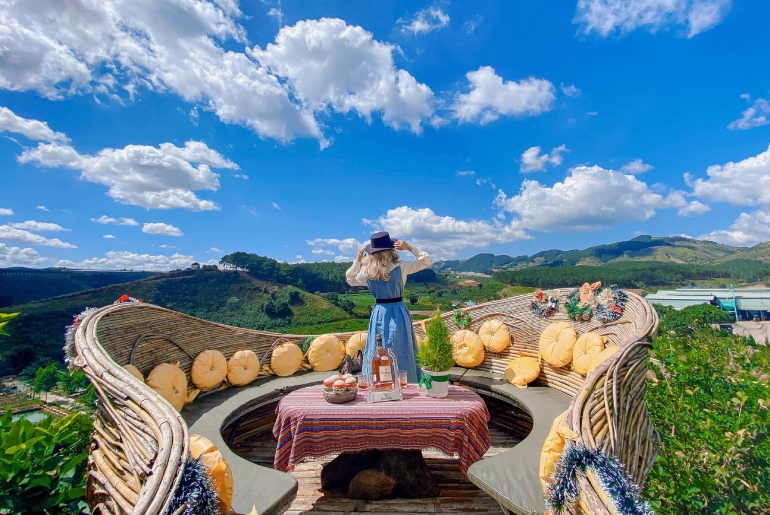 Khu du lịch Thúy Thuận Đà Lạt - Xưởng cafe sống ảo lớn nhất Đông Nam Á