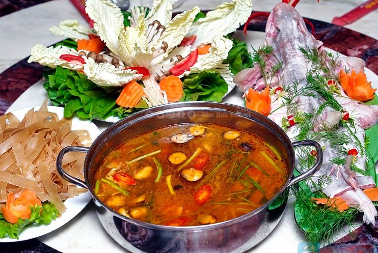 Lẩu Chua Sả Nghệ Cá Nhám Giàu – Đặc Sản Đậm Đà Hương Vị Kiên Giang