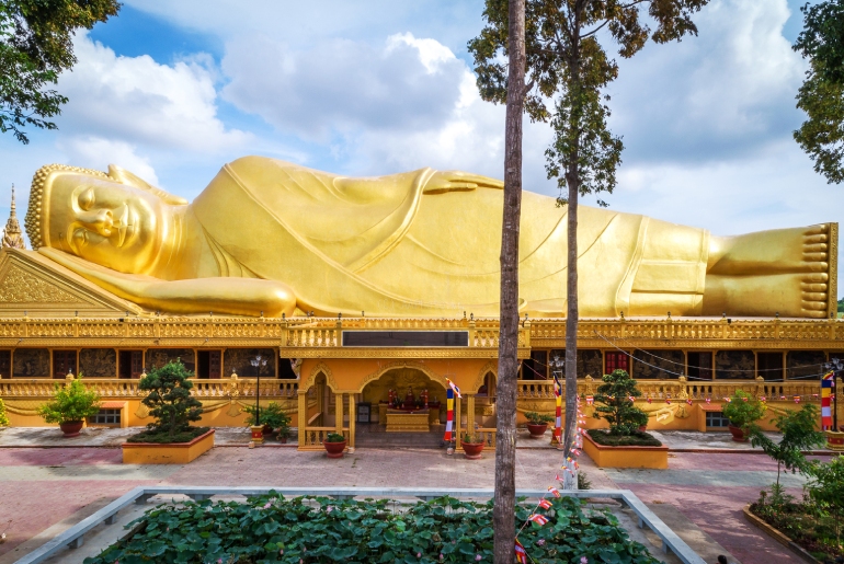 Chùa Vàm Ray – Ngôi chùa Khmer lớn nhất Trà Vinh có tượng Phật dài 54m
