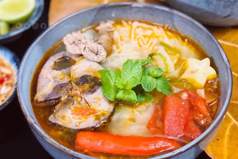 Hương Vị Biển Cả Trong Tô Bún Cá Ngừ Um