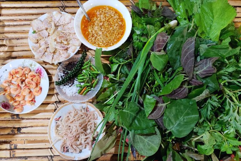 Lẩu Lá Rau Rừng – Món Ngon Mộc Mạc Của Gia Lai